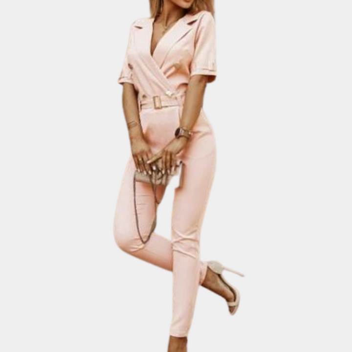 Elegante damesjumpsuit met V-hals, korte mouwen en riem, roze kleur. Perfect voor modieuze dameskleding en stijlvolle outfits.