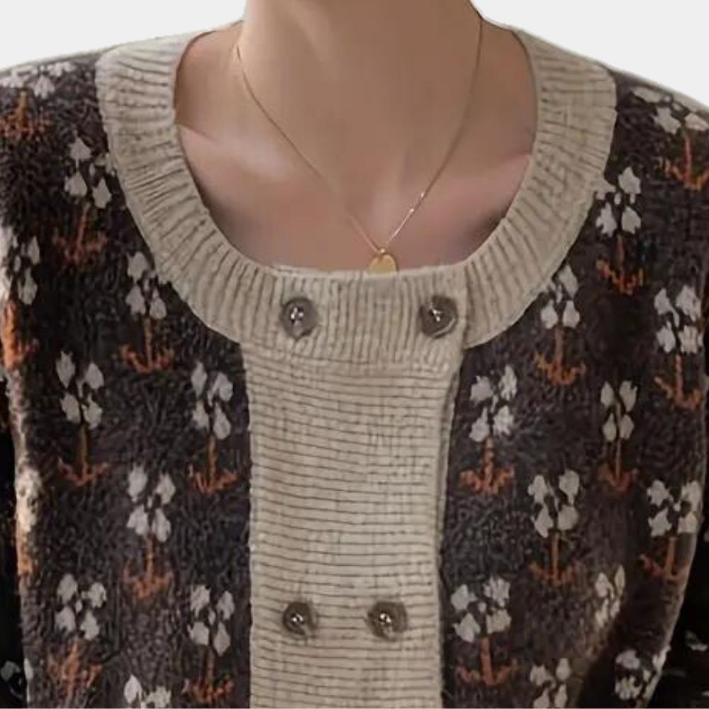 Damestrui met bloemenpatroon, knoopsluiting en geribbelde kraag. Modieuze gebreide kleding voor herfst en winter. Comfortabel en stijlvol design.
