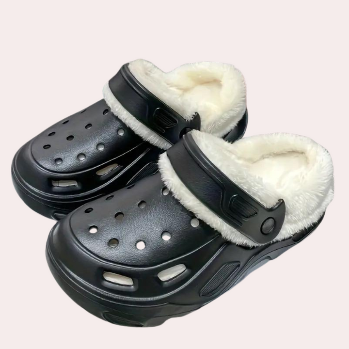 Zwarte klompen met witte bontvoering, comfortabele winterpantoffels, uniseks design, antislip zool, ideaal voor binnen en buiten gebruik.