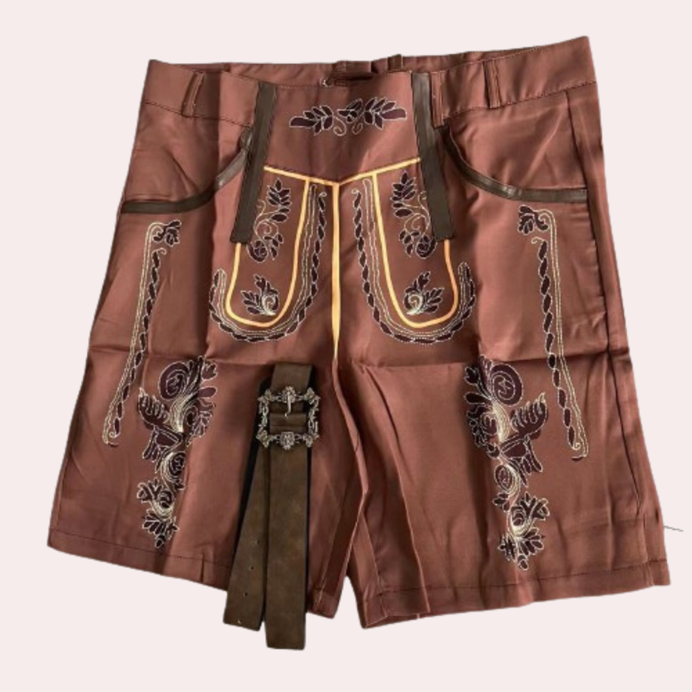 Bruine leren korte broek voor heren met traditionele borduursels en riem. Perfect voor Oktoberfest, lederhosen stijl. Comfortabel en stijlvol.