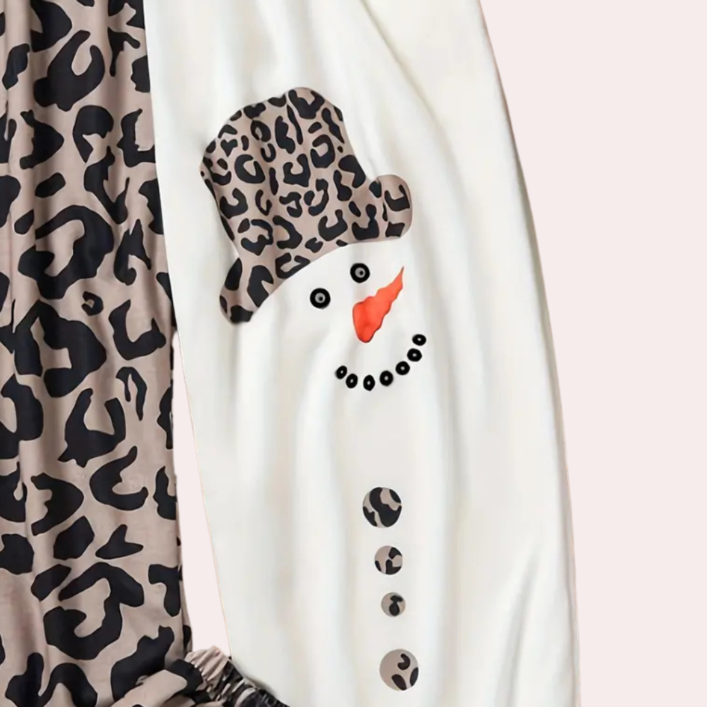 Sneeuwpoptrui met luipaardprint hoed en knopen, witte achtergrond, trendy wintermode, unieke kersttrui, stijlvolle feestkleding.