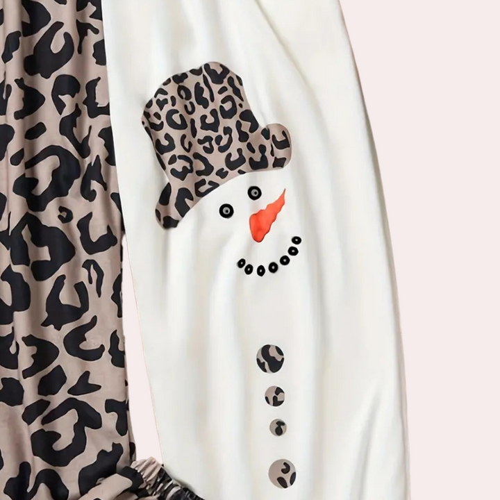 Sneeuwpoptrui met luipaardprint hoed en knopen, witte achtergrond, trendy wintermode, unieke kersttrui, stijlvolle feestkleding.
