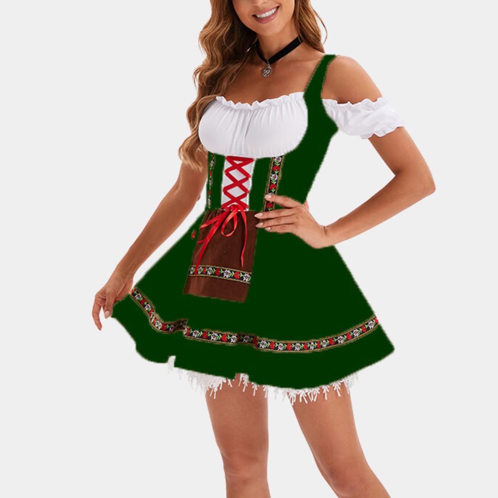 Vrouw in traditionele groene dirndl jurk met witte blouse en rode details, perfect voor Oktoberfest. Stijlvolle Duitse klederdracht voor dames.