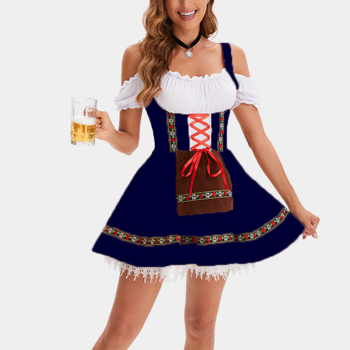 Vrouw in traditionele blauwe dirndl met witte blouse en bierglas, perfect voor Oktoberfest. Stijlvolle dameskleding, Beierse mode.