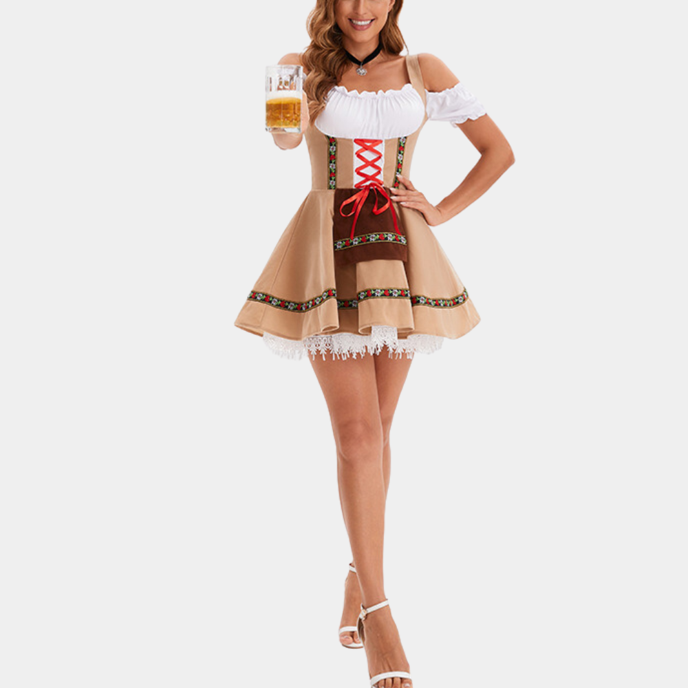 Vrouw in traditionele dirndl met bierpul, Oktoberfest kleding, bruine jurk met rode details, witte blouse, feestelijke Beierse outfit.
