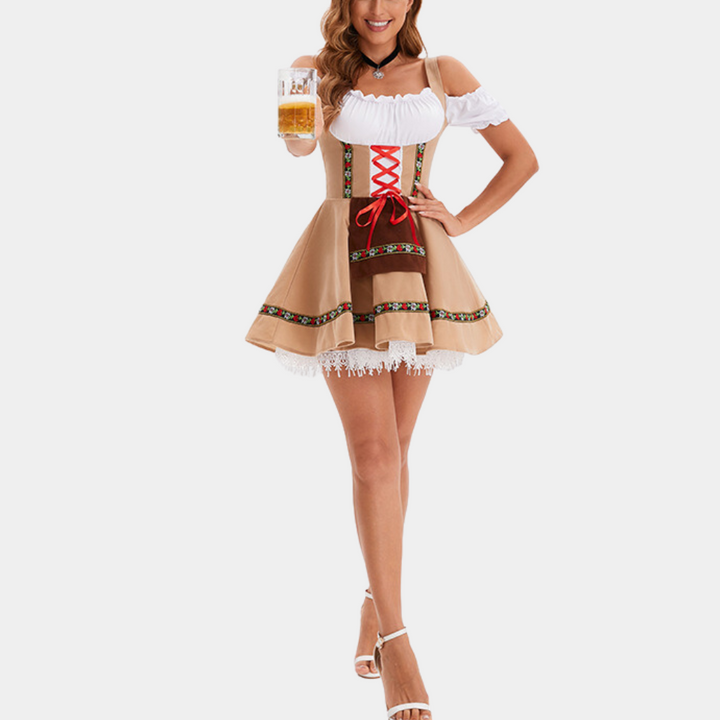 Vrouw in traditionele dirndl met bierpul, Oktoberfest kleding, bruine jurk met rode details, witte blouse, feestelijke Beierse outfit.