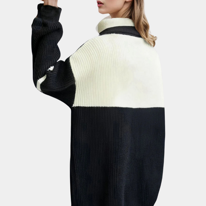 Zwart-witte gebreide trui met col, gedragen door vrouw, achterkant. Modieuze dameskleding, herfst-winter stijl, comfortabele pasvorm.