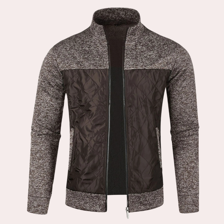 Bruin herenjack met ritssluiting, gebreide mouwen en gewatteerde voorkant. Stijlvolle herenkleding, ideaal voor herfst en winter.