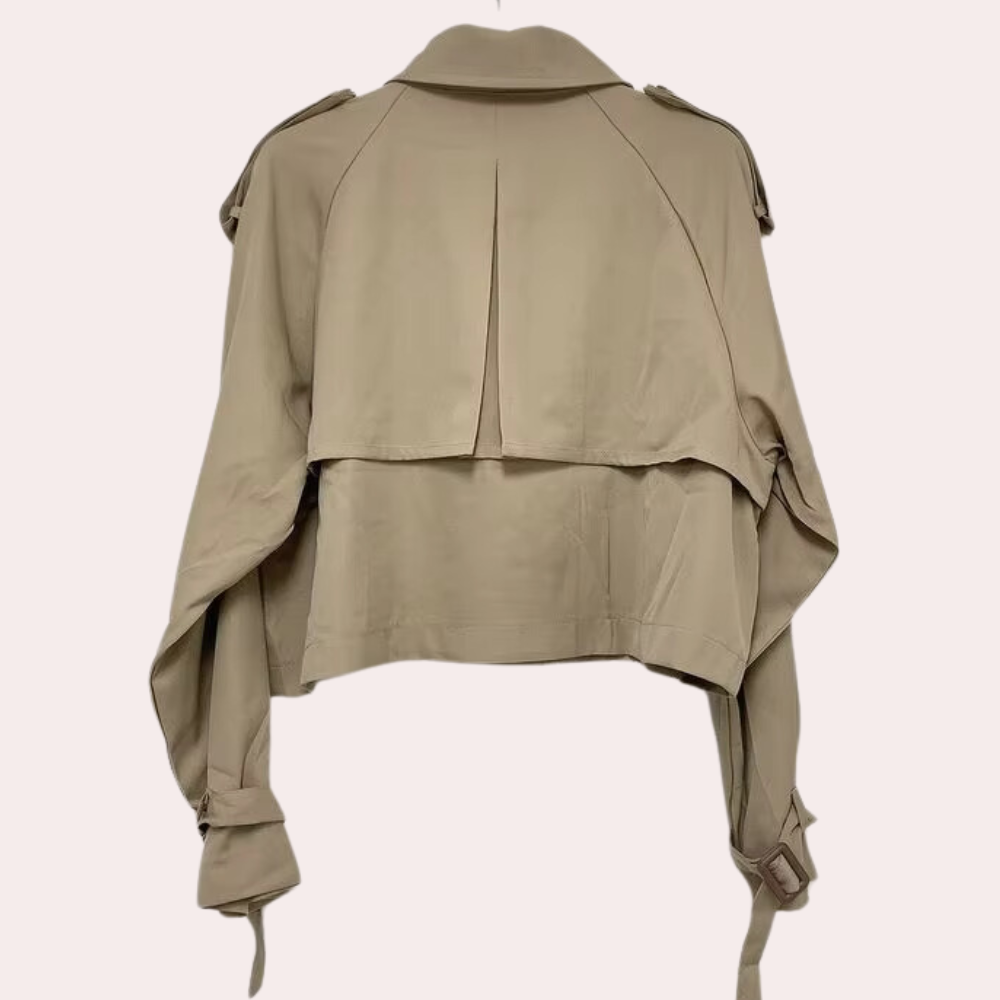 Beige cropped trenchcoat met epauletten en riemdetails, modieuze damesjas, stijlvolle bovenkleding, herfstmode.