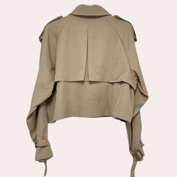 Beige cropped trenchcoat met epauletten en riemdetails, modieuze damesjas, stijlvolle bovenkleding, herfstmode.