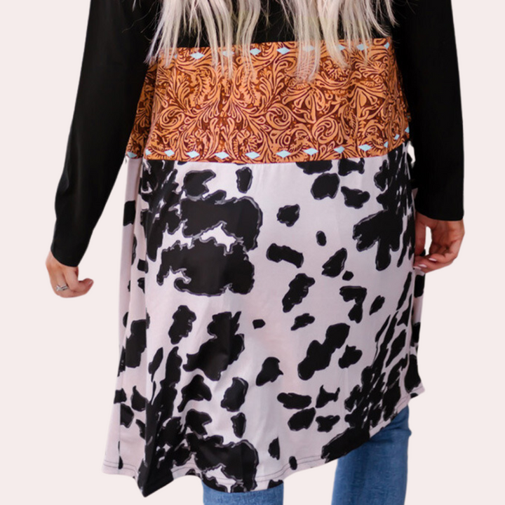 Damesjurk met zwart-witte dierenprint en oranje paisley-patroon, lange mouwen, casual stijl. Perfect voor modieuze herfstoutfits.