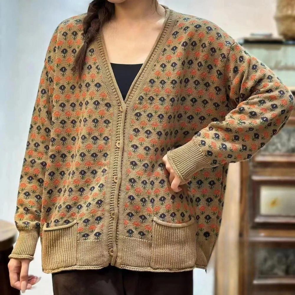 Vrouw draagt beige gebreid vest met bloemenpatroon, V-hals en zakken. Trendy herfstmode, comfortabele dameskleding, casual stijl.