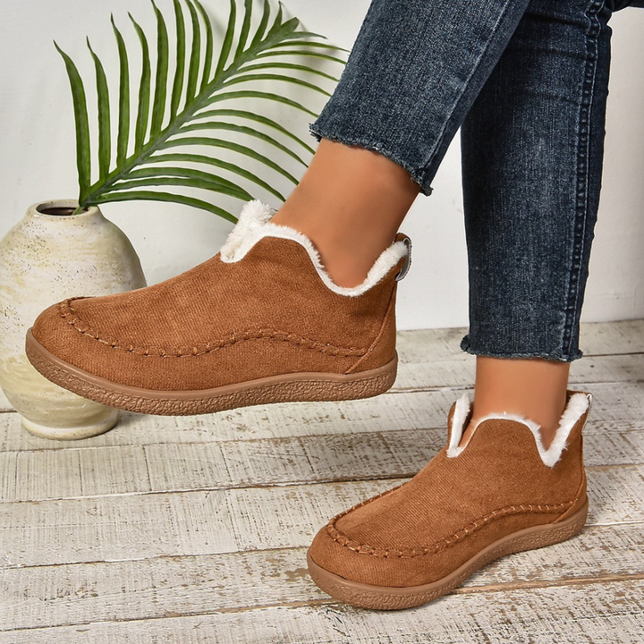 Bruine dames winterschoenen met witte voering, comfortabele pasvorm, gedragen met jeans. Perfect voor koude seizoenen. Stijlvol en warm.
