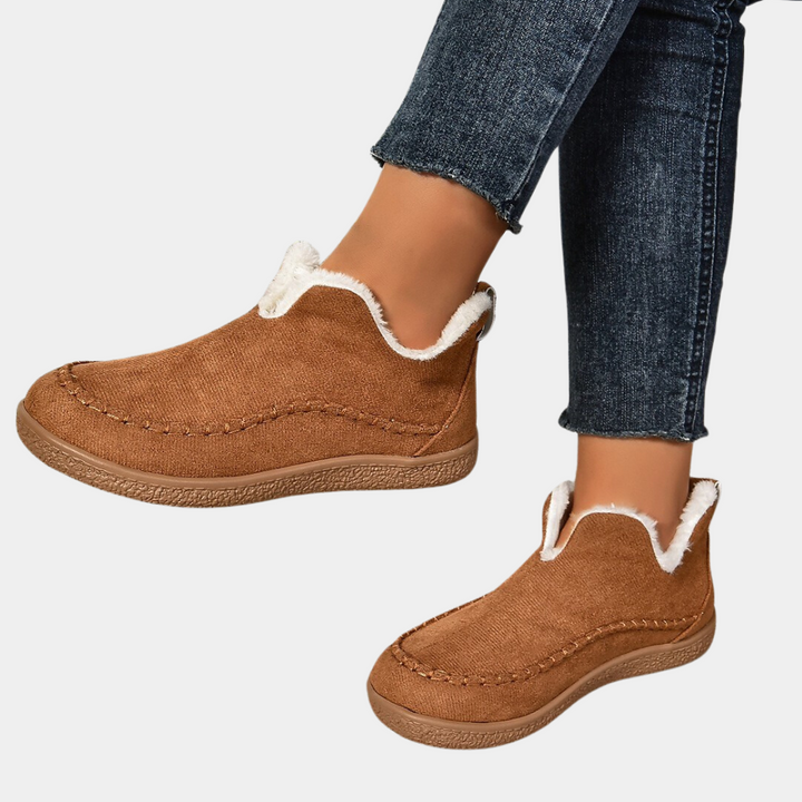 Bruine dames winterschoenen met warme voering, gedragen met jeans. Comfortabele en stijlvolle laarzen voor koude seizoenen.