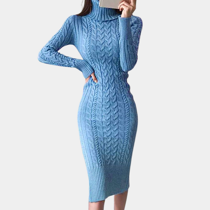 Blauwe gebreide jurk met kabelpatroon, lange mouwen en coltrui-stijl, perfect voor herfst- en wintermode. Comfortabel en stijlvol ontwerp.