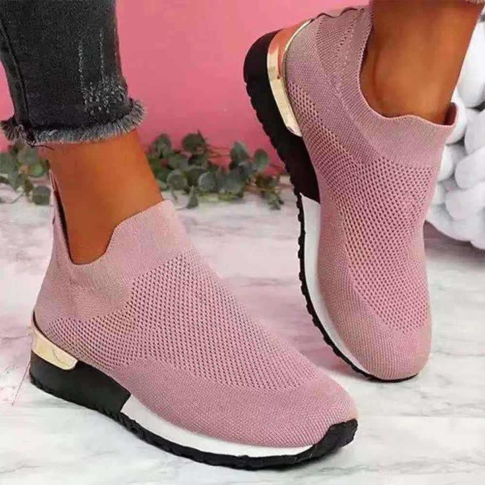 Roze slip-on damesschoenen met gebreid bovenwerk, comfortabele zool en gouden hielaccent. Moderne sneakers voor dagelijks gebruik.