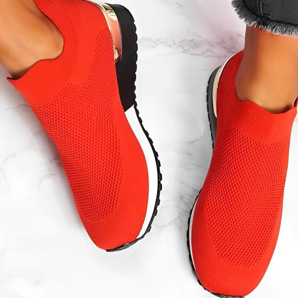 Rode slip-on damesschoenen, moderne comfortabele sneakers met gebreid bovenwerk en dikke zool, ideaal voor casual en sportieve outfits.