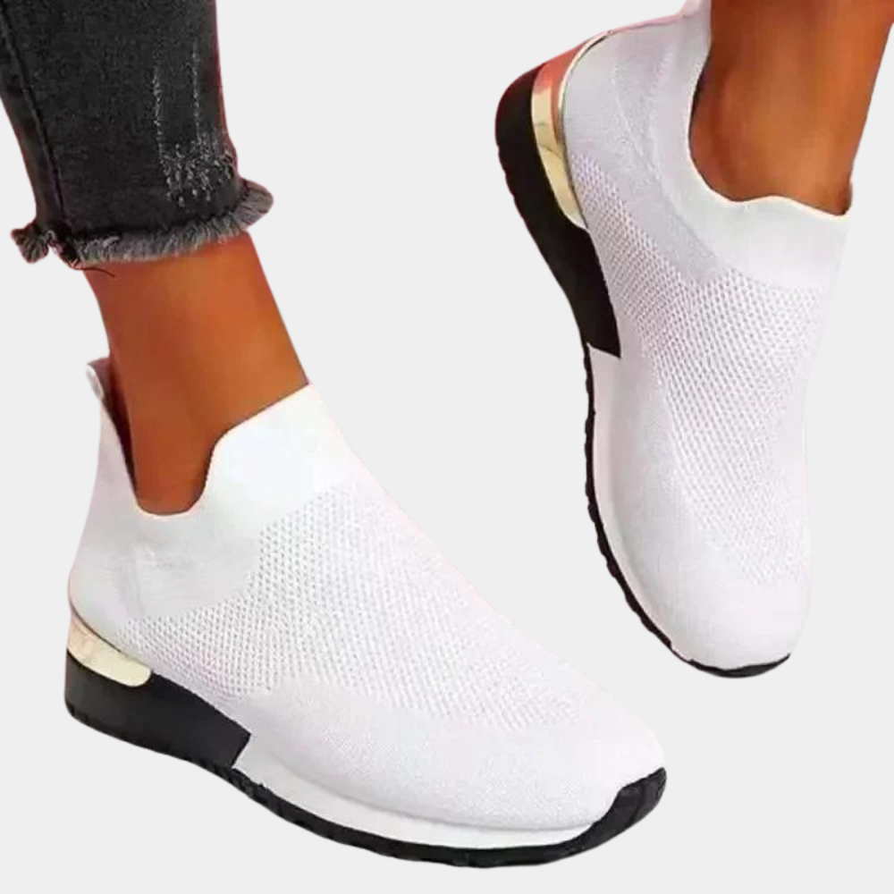 Witte slip-on damesschoenen met ademend mesh, comfortabele zool en moderne stijl. Perfect voor casual en sportieve outfits.