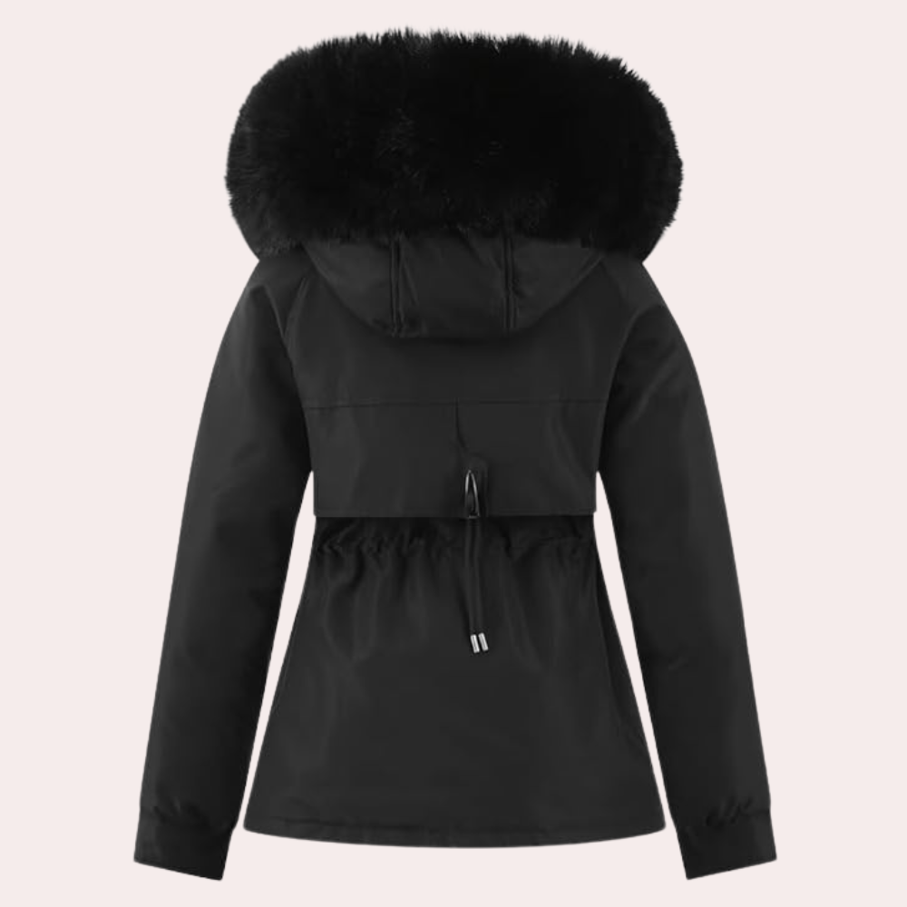 Zwarte winterjas met capuchon en zwarte bontkraag, damesmode, warme en stijlvolle jas, perfect voor koude weersomstandigheden, trendy winterkleding.