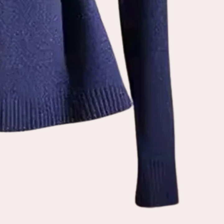 Donkerblauwe gebreide trui met lange mouwen, gemaakt van zachte stof. Ideaal voor herfst- en wintermode. Comfortabele en stijlvolle dameskleding.