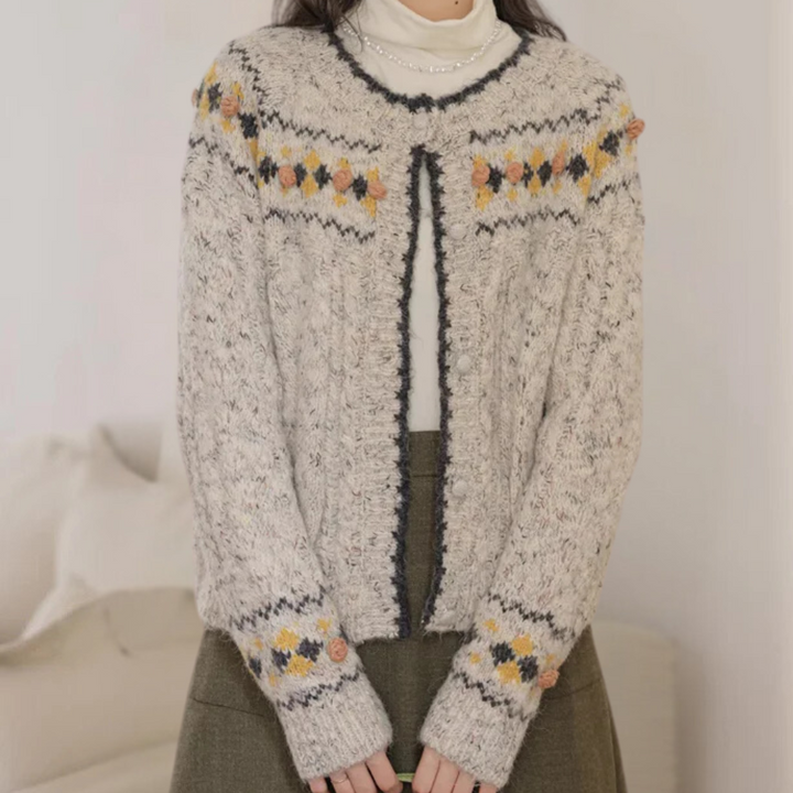 Grijze gebreide damestrui met kleurrijk patroon, lange mouwen en open voorkant. Perfect voor herfstmode en casual outfits. Comfortabel en stijlvol.