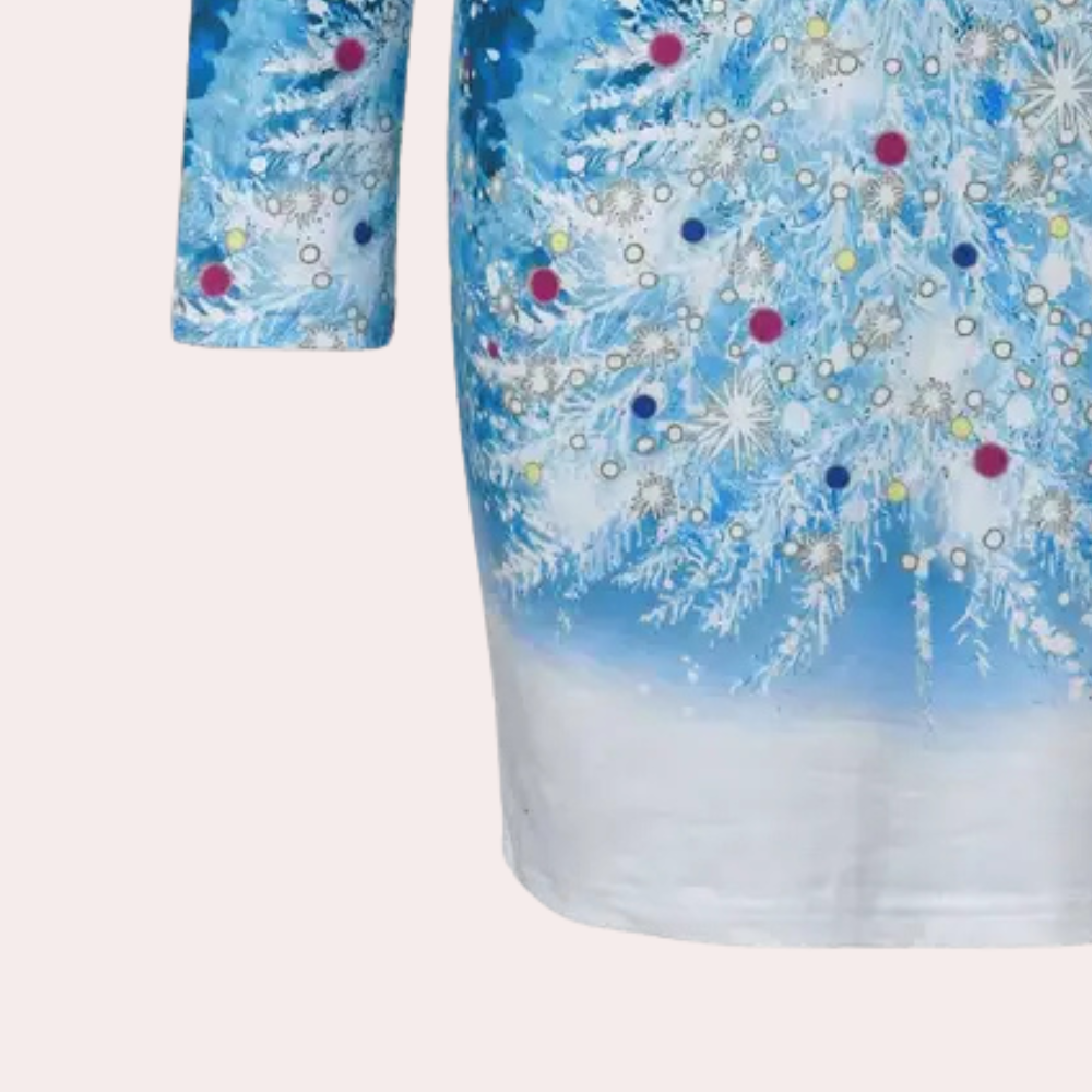 Blauwe kerstjurk met sneeuwvlok- en kerstboomprint, lange mouwen, kleurrijke ornamenten. Perfect voor feestelijke wintermode.
