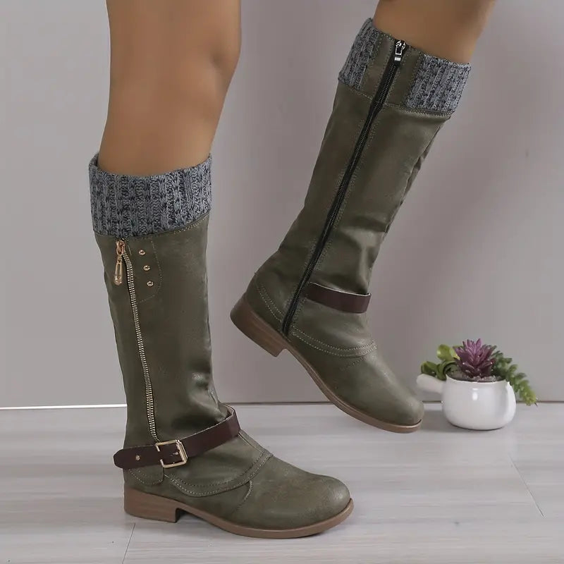 Groene dameslaarzen met rits en gesp, gebreide grijze boorden, lage hak. Stijlvolle herfst- of wintermode, perfect voor casual outfits.