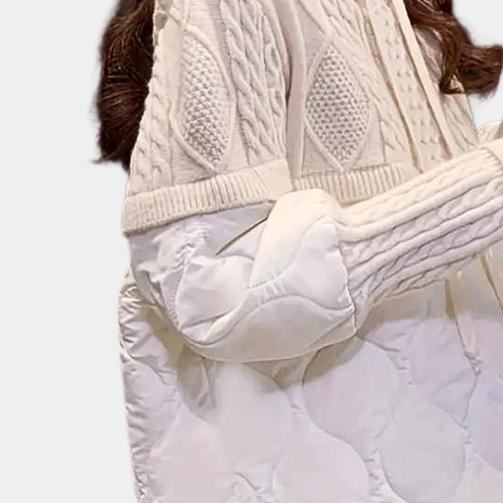 Witte gewatteerde jas met gebreide kabeltrui details, modieuze winterkleding voor dames, trendy en warm, ideaal voor koude seizoenen.