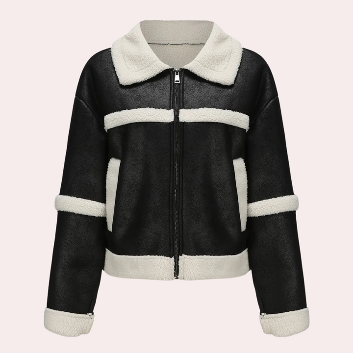 Zwarte shearling jas met witte voering, ritssluiting en kraag. Modieuze winterjas voor dames. Perfect voor koude seizoenen.