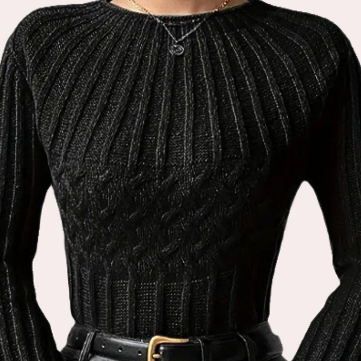Zwarte gebreide trui met kabelpatroon, ronde hals en lange mouwen, gedragen met een zwarte leren riem. Stijlvolle damesmode, herfstkleding.
