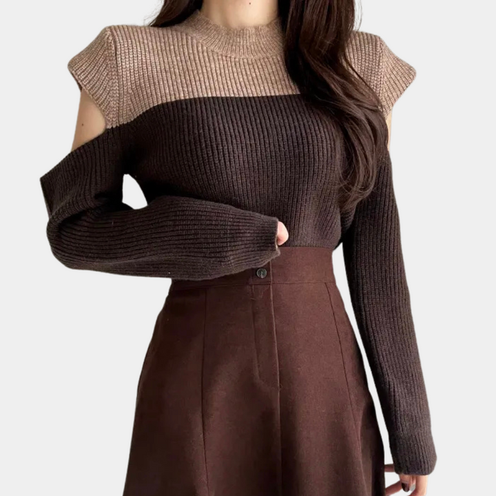 Vrouw draagt stijlvolle bruine trui met open schouders en hoge taille rok. Modieuze dameskleding, herfstoutfit, trendy knitwear.