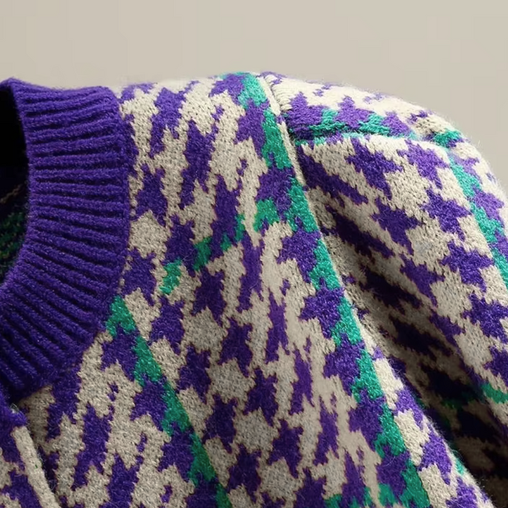 Paarse en groene pied-de-poule trui, close-up van de schouder en kraag, gebreid patroon, modieuze winterkleding, warme wollen stof.
