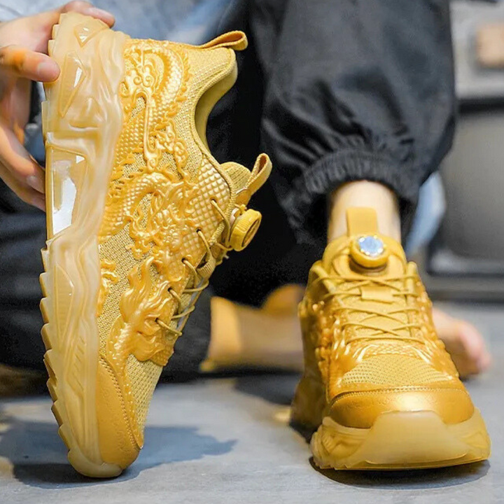 Gouden sneakers met drakenmotief, comfortabele zool en vetersluiting. Trendy sportschoenen voor heren, ideaal voor casual en sportieve outfits.
