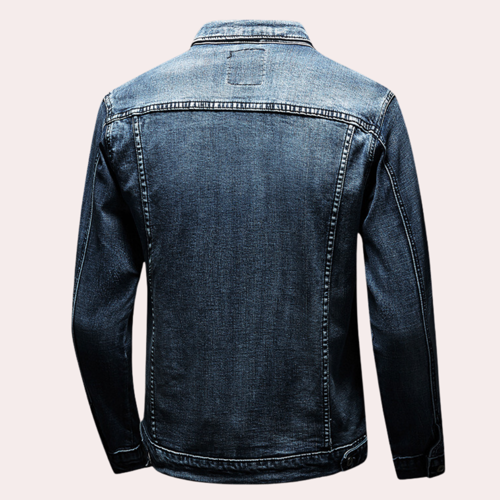 Blauwe spijkerjas heren, achterkant. Klassiek denim ontwerp, lange mouwen, casual stijl. Perfect voor dagelijks gebruik en modieuze outfits.