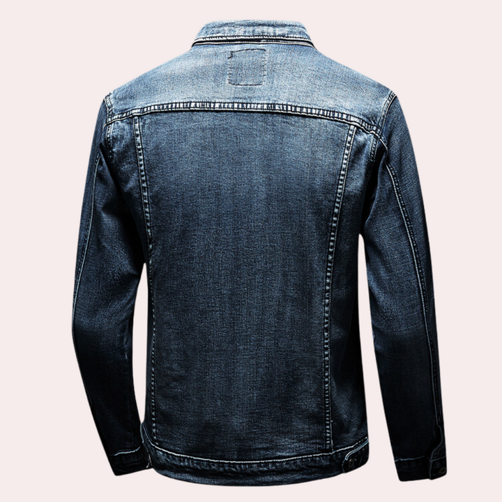Blauwe spijkerjas heren, achterkant. Klassiek denim ontwerp, lange mouwen, casual stijl. Perfect voor dagelijks gebruik en modieuze outfits.