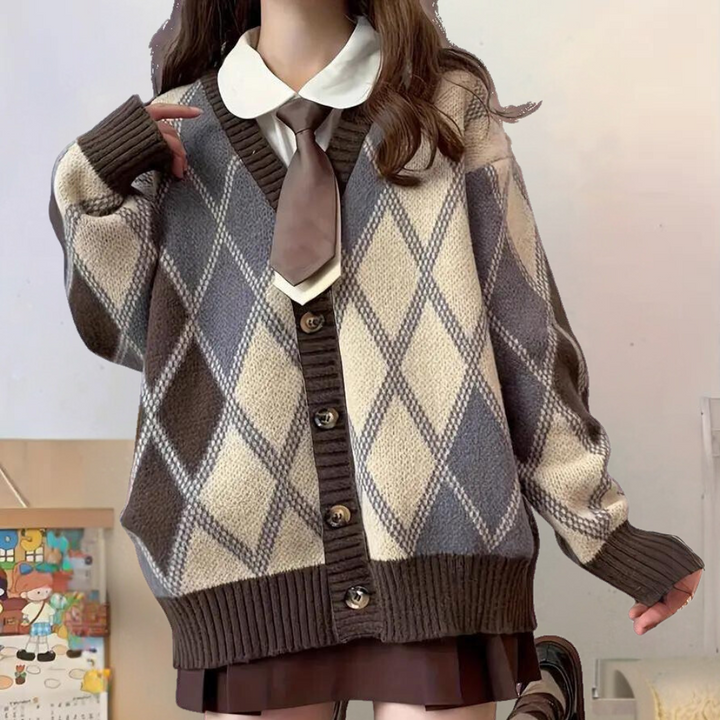 Vrouw in oversized ruitjesvest met bruine en beige tinten, witte kraag en stropdas. Modieuze herfstkleding, trendy damesmode.