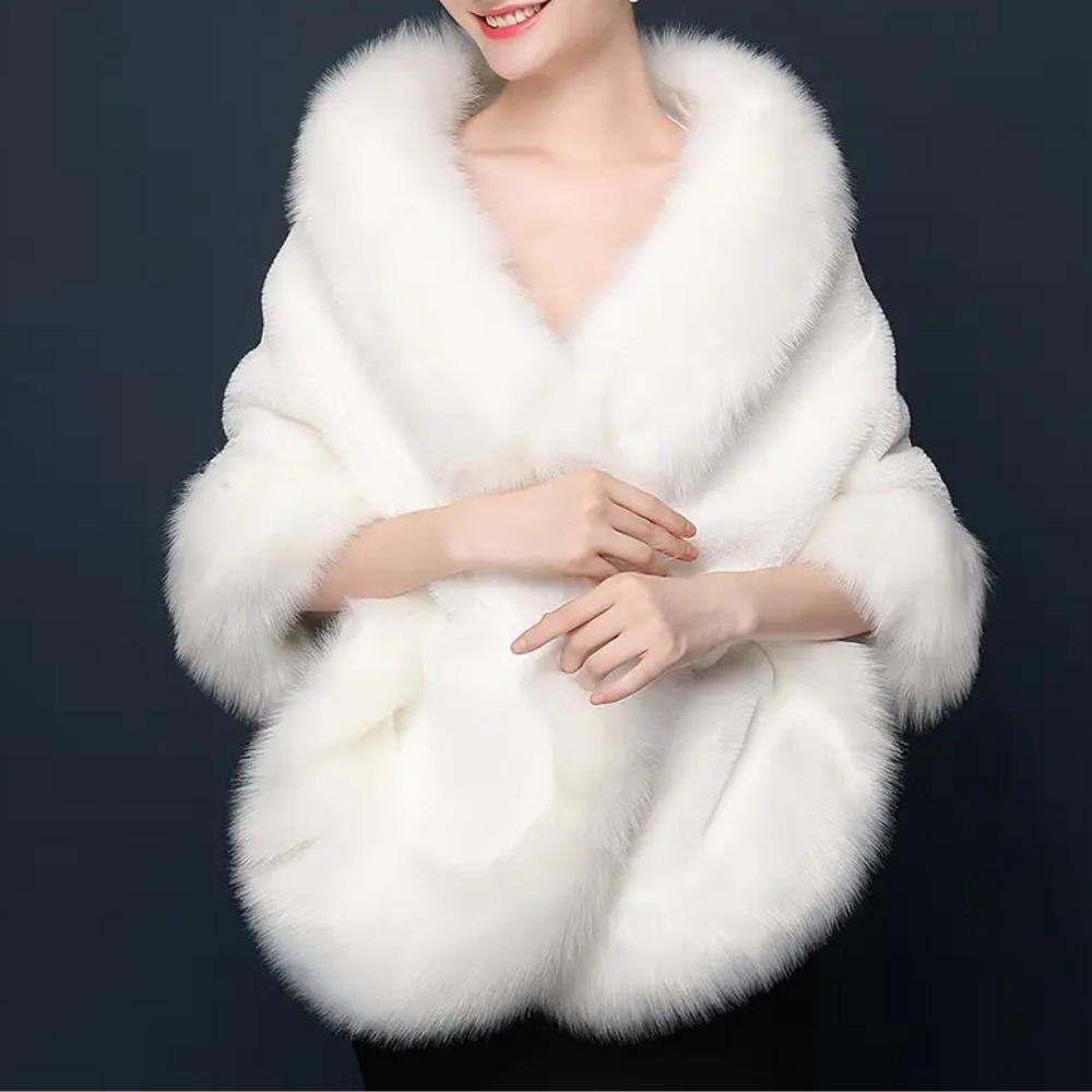 Vrouw in elegante witte bontjas, luxe wintermode, zachte vacht, stijlvolle dameskleding, warme mantel, modetrend, premium kwaliteit.
