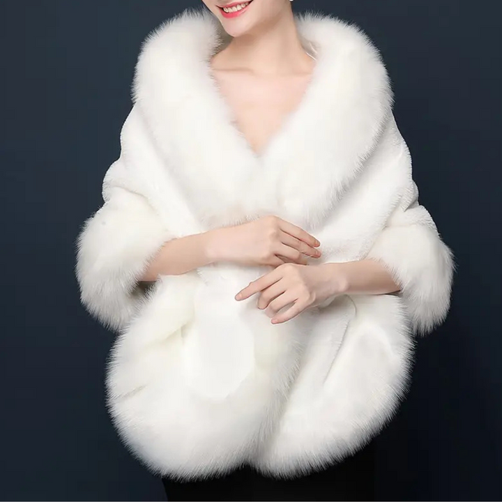 Vrouw in elegante witte bontjas, luxe wintermode, zachte vacht, stijlvolle dameskleding, warme mantel, modetrend, premium kwaliteit.