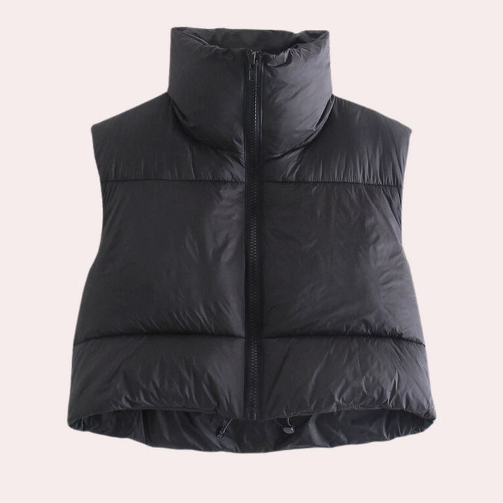Zwarte gewatteerde bodywarmer met hoge kraag en ritssluiting, ideaal voor wintermode en outdooractiviteiten. Comfortabele en stijlvolle kleding.