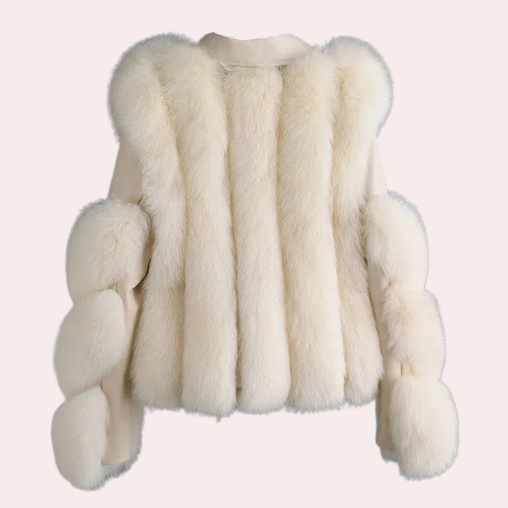 Witte faux bontjas met lange mouwen, pluizige textuur, modieuze winterkleding, damesmode, elegant design, warme jas voor koude seizoenen.