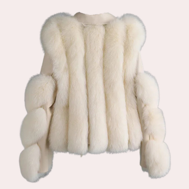 Witte faux bontjas met lange mouwen, pluizige textuur, modieuze winterkleding, damesmode, elegant design, warme jas voor koude seizoenen.