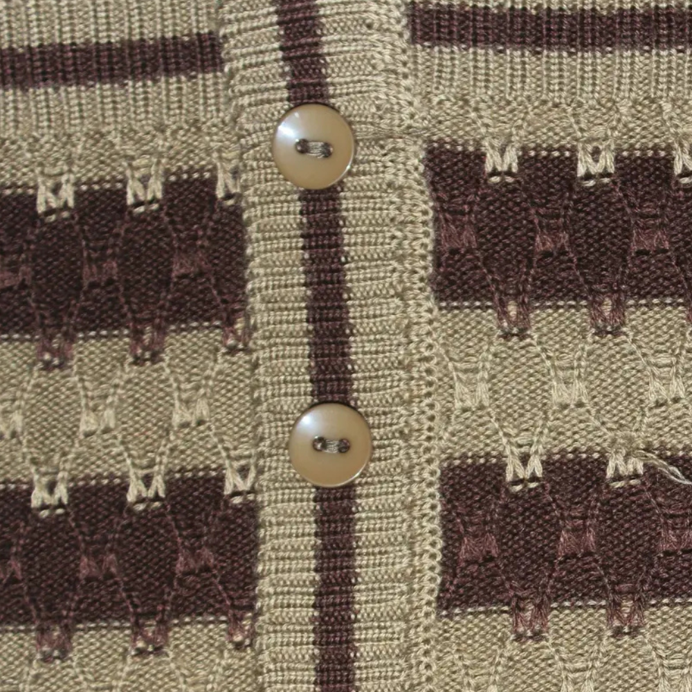 Beige en bruine gebreide trui met knopen, retro patroon, close-up. Perfect voor herfstmode, vintage stijl, warme kleding.
