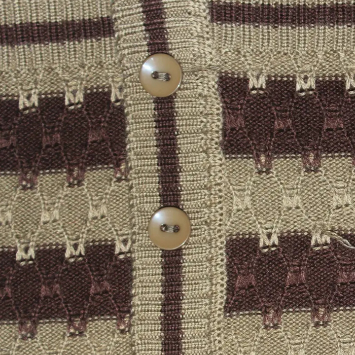 Beige en bruine gebreide trui met knopen, retro patroon, close-up. Perfect voor herfstmode, vintage stijl, warme kleding.