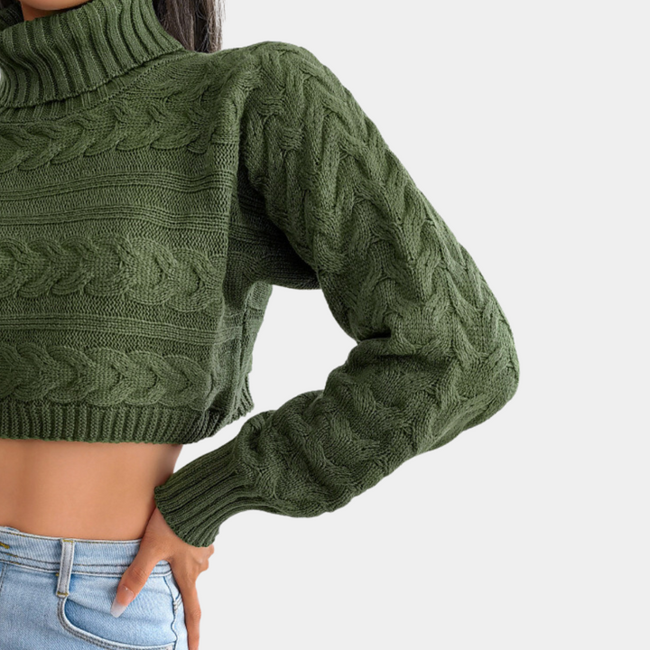 Groene gebreide cropped trui met kabelpatroon, coltrui, lange mouwen, modieuze dameskleding, herfst-winter stijl, casual outfit.