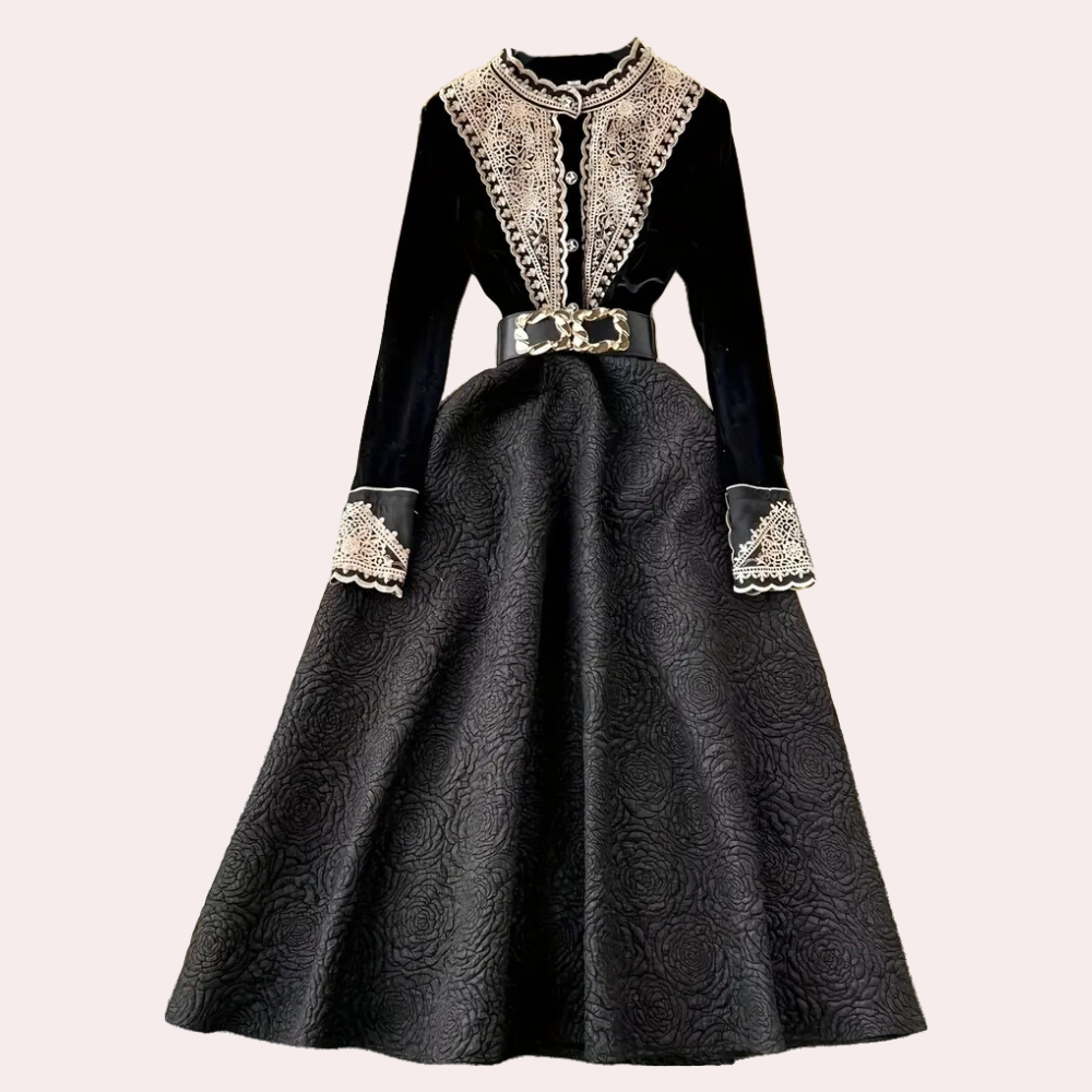 Zwart fluwelen jurk met kanten details en ceintuur, elegante vintage stijl, lange mouwen, perfecte keuze voor formele gelegenheden en avondfeesten.
