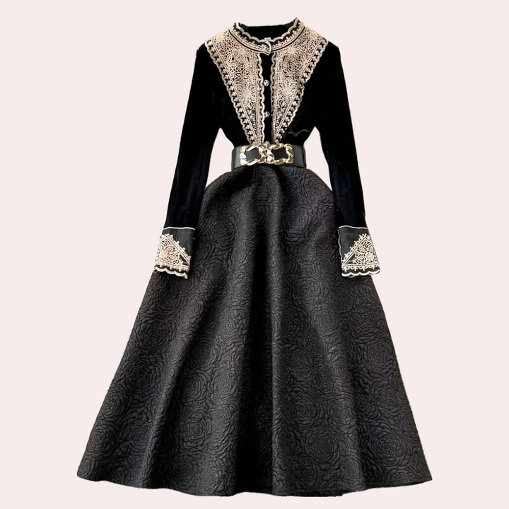 Zwart fluwelen jurk met kanten details en ceintuur, elegante vintage stijl, lange mouwen, perfecte keuze voor formele gelegenheden en avondfeesten.