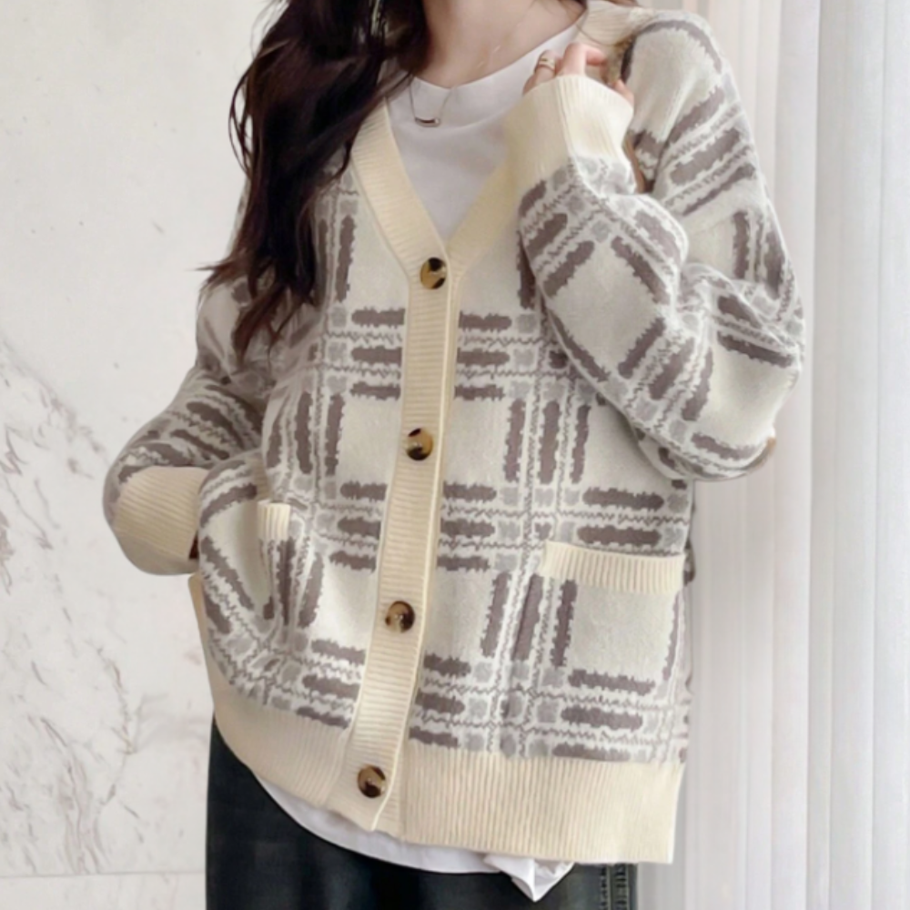 Vrouw draagt een stijlvolle gebreide cardigan met ruitpatroon en knopen, ideaal voor herfstmode. Comfortabele dameskleding, trendy en warm.