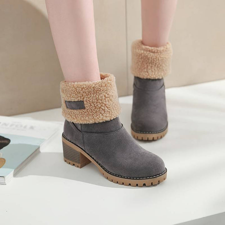 Grijze dameslaarzen met beige schapenvacht voering, blokhak en rubberen zool. Stijlvolle winterlaarzen voor dames, warme en comfortabele schoenen.