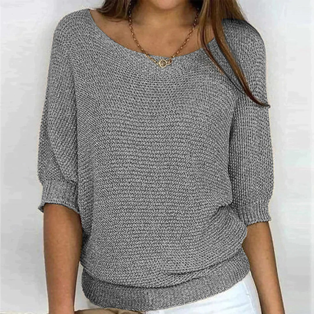 Grijze gebreide damestrui met driekwart mouwen, ronde hals en casual pasvorm. Perfect voor herfstmode en comfortabele dagelijkse outfits.