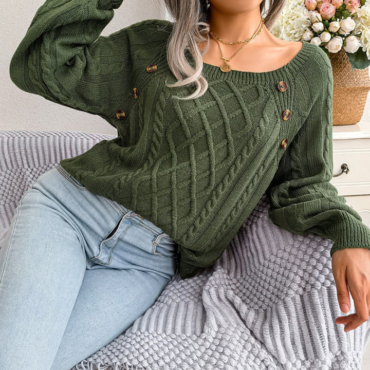 Groene kabeltrui dames, casual herfstmode, met knopen, gecombineerd met lichtblauwe jeans. Stijlvolle outfit voor koel weer.
